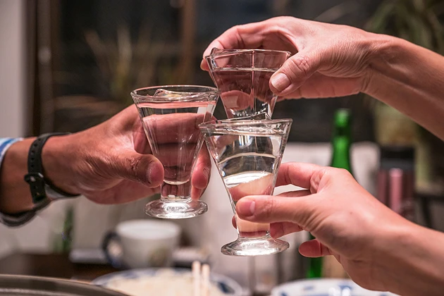 日本酒で乾杯し、楽しい時間を過ごす様子