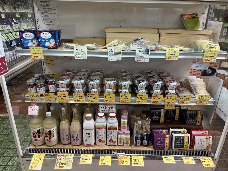 商品棚に並ぶさまざまなおつまみや食品