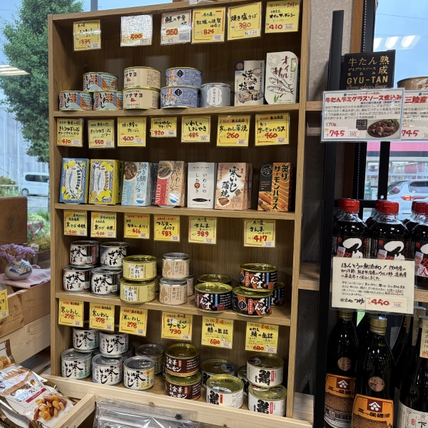 たからや店内に並ぶおつまみなどの食品