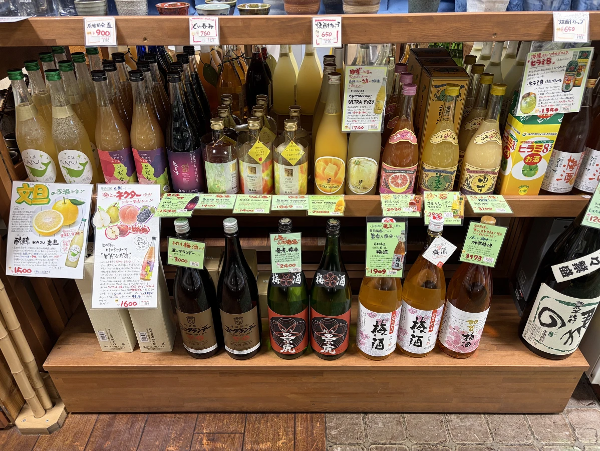 店頭に並ぶ梅酒や柚子酒などのリキュール