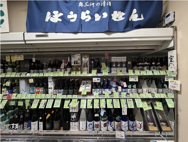 ほうらいせんなどの地酒が並ぶ店内の陳列棚