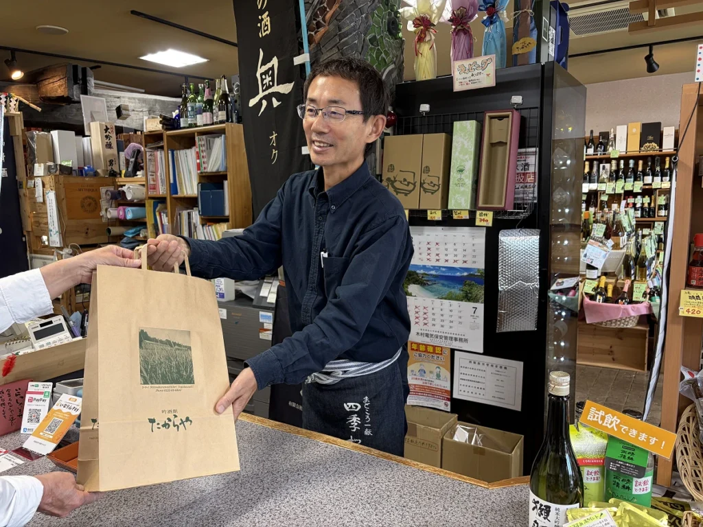 お客様の希望を聞きながらお酒を提案した店主