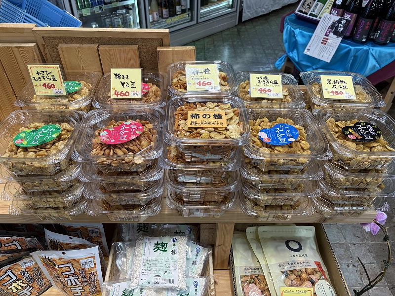 店頭に並ぶ豆菓子などのおつまみ
