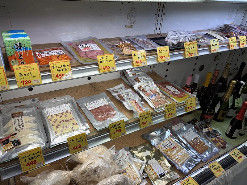 冷蔵ケースに並ぶおつまみや食品