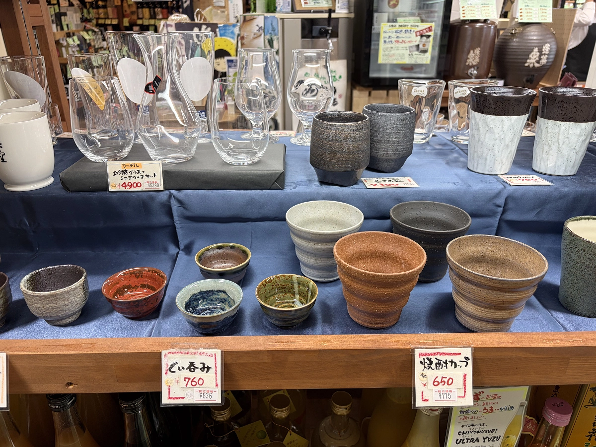 店頭に並ぶグラスやぐい呑み、焼酎カップなどの酒器